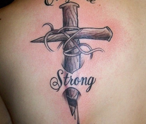 tatouage croix gothique dos