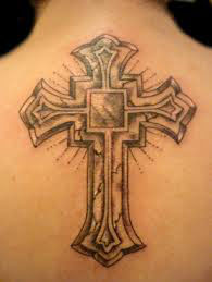tatouage croix gothique dos