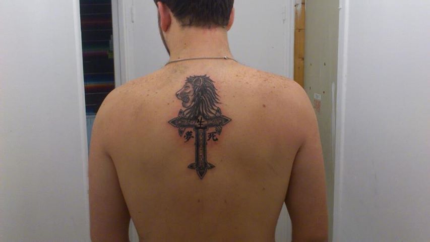 tatouage croix gothique dos