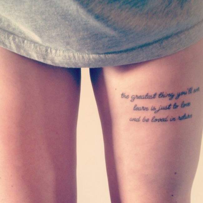 tatouage cuisse ecriture femme