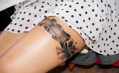tatouage cuisse femme bracelet