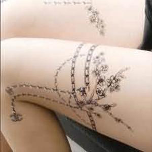 tatouage cuisse femme bracelet