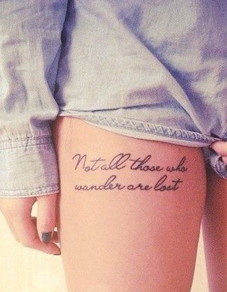 tatouage cuisse femme ecriture