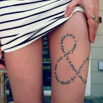 tatouage cuisse femme ecriture