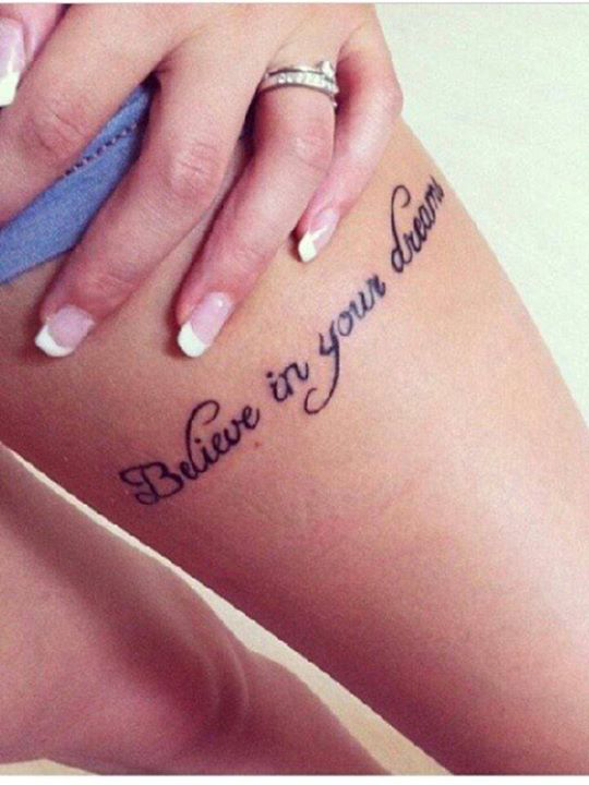 tatouage cuisse femme ecriture