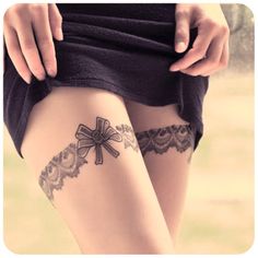 tatouage cuisse femme jarretière