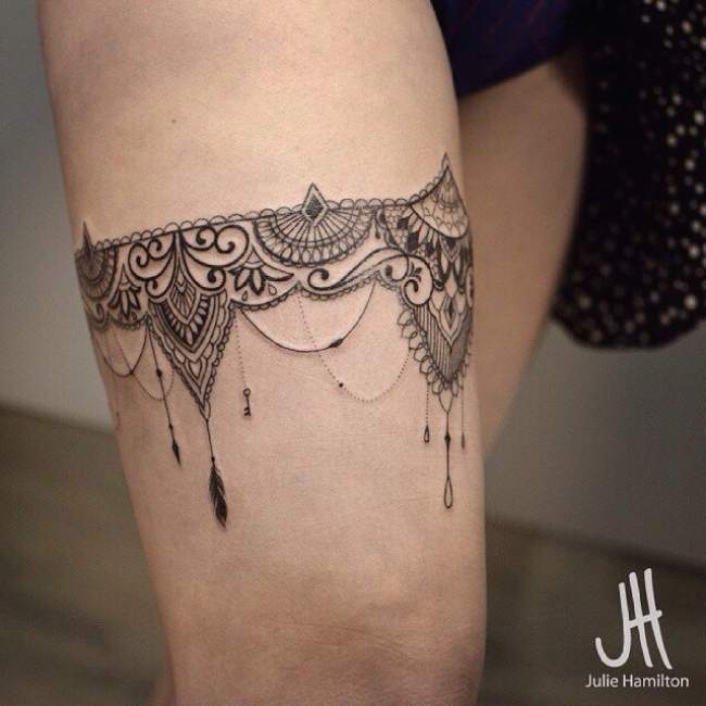 tatouage cuisse femme jarretière