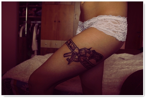 tatouage cuisse femme jarretière