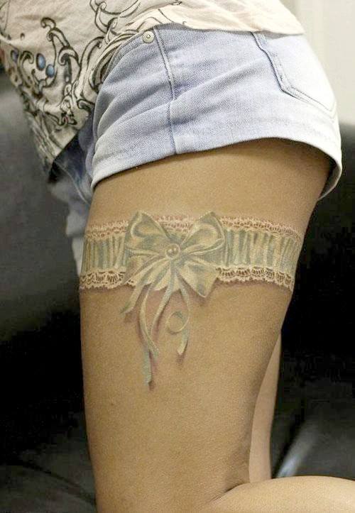 tatouage cuisse femme jarretière