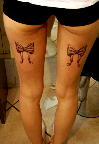 tatouage cuisse femme noeud