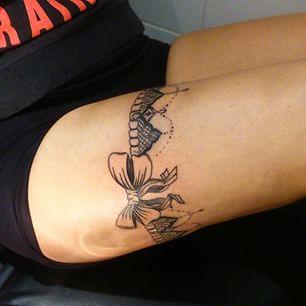 tatouage cuisse femme noeud