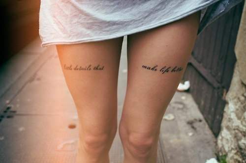 tatouage cuisse femme phrase