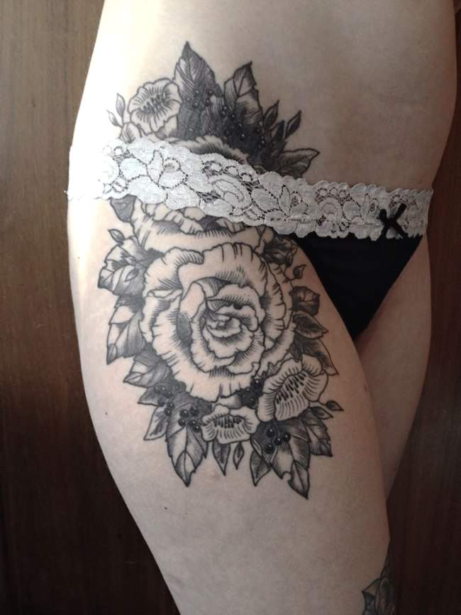 tatouage cuisse femme rose