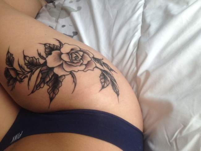 tatouage cuisse femme rose