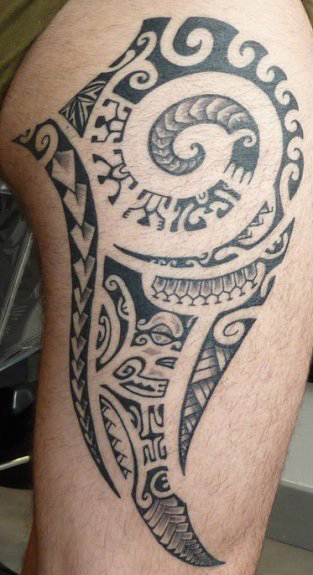 tatouage cuisse homme polynésien