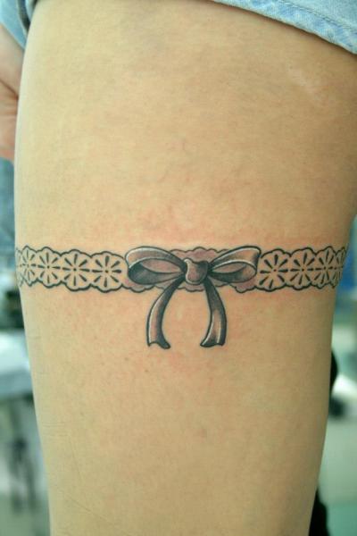 tatouage cuisse jarretière