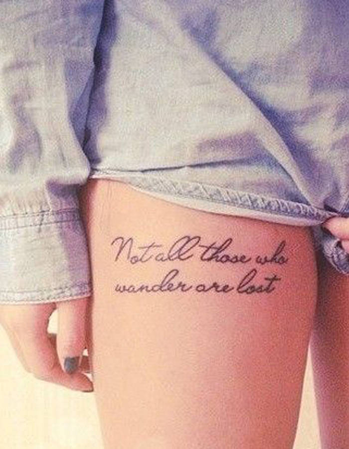 tatouage cuisse phrase