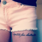 tatouage cuisse phrase
