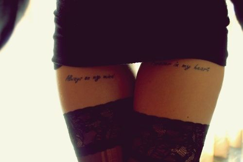 tatouage cuisse phrase femme