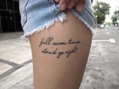 tatouage cuisse phrase femme