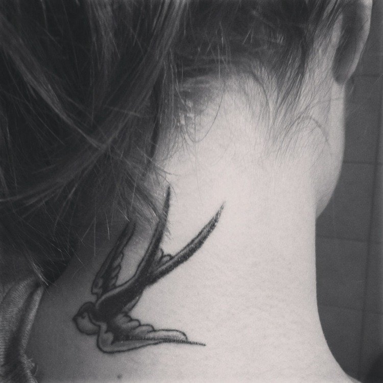 tatouage d'une hirondelle