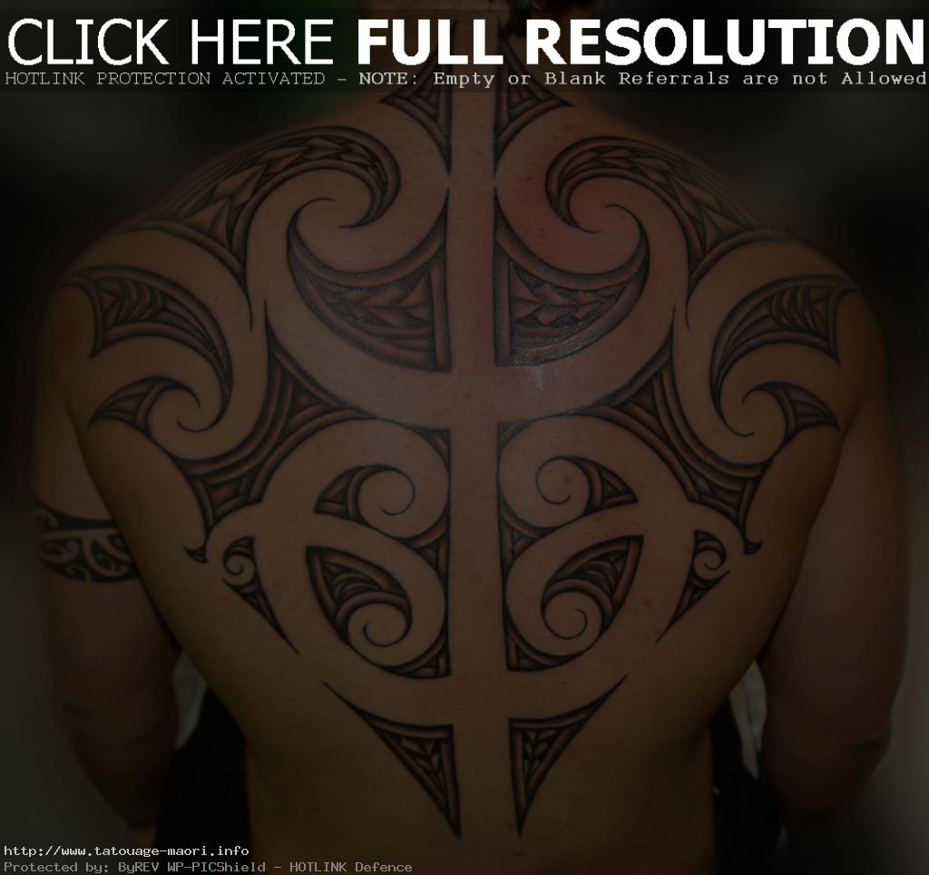 tatouage dans le dos homme tribal