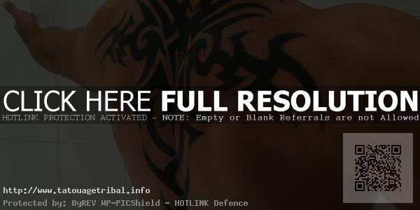 tatouage dans le dos homme tribal