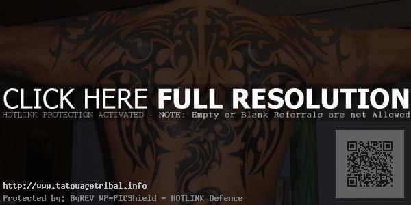 tatouage dans le dos homme tribal