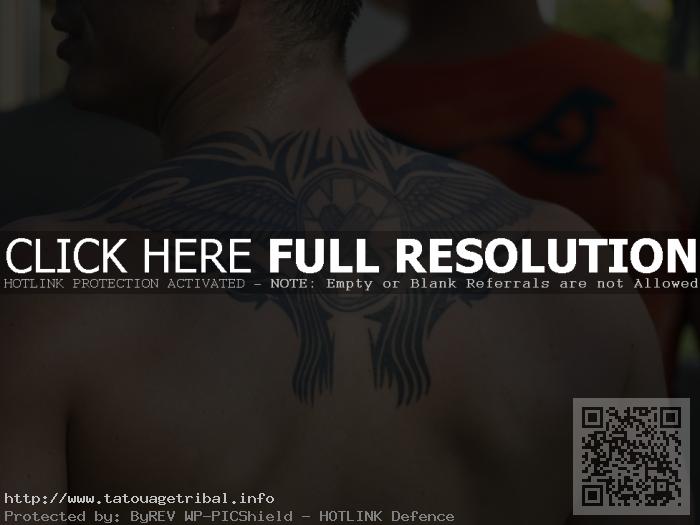 tatouage dans le dos homme tribal