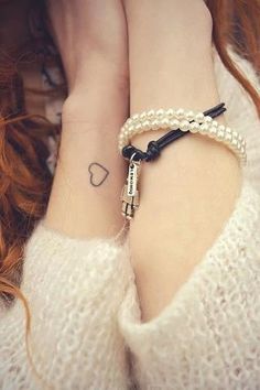 tatouage discret au poignet