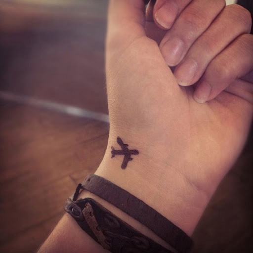tatouage discret au poignet