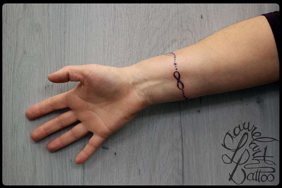 tatouage discret au poignet