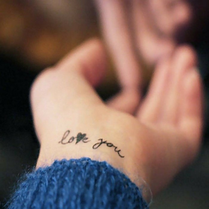 tatouage discret au poignet