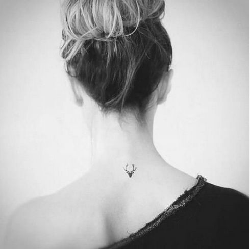 tatouage discret cou