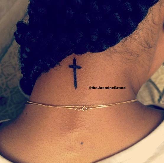 tatouage discret cou