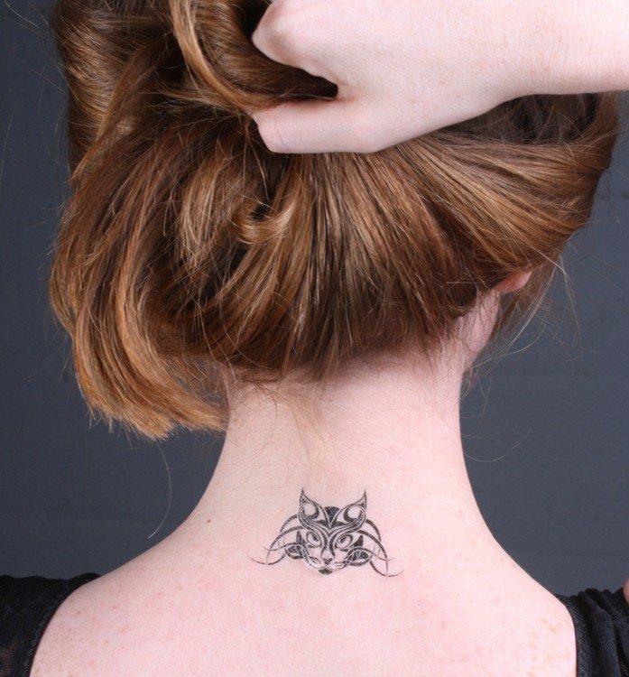 tatouage discret cou