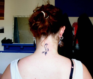 tatouage discret cou