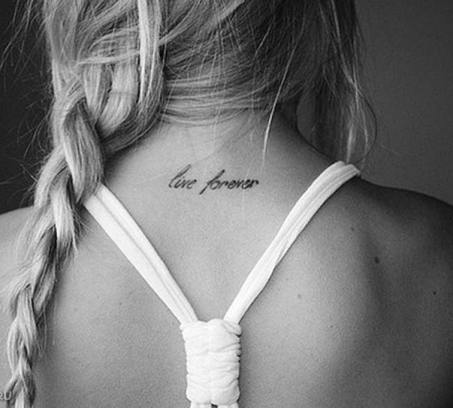 tatouage discret dans le cou