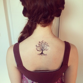 tatouage discret dans le dos