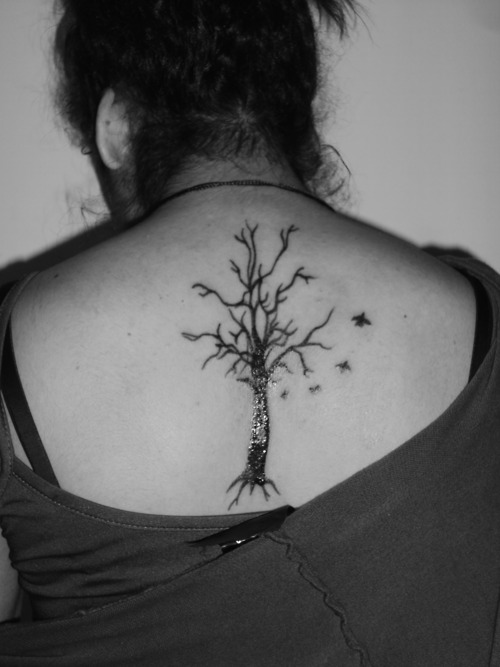 tatouage discret dans le dos