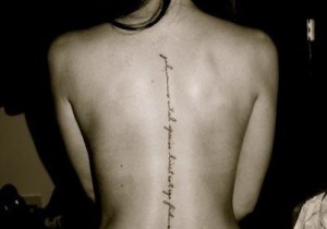 tatouage discret dans le dos