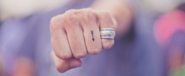 tatouage discret doigt