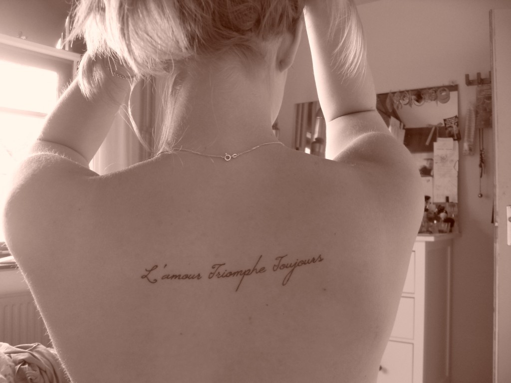 tatouage discret dos femme