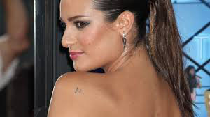 tatouage discret épaule