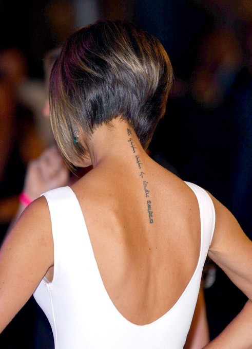 tatouage discret femme cou