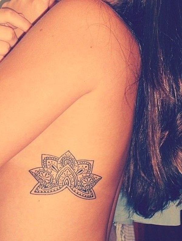 tatouage discret fleur