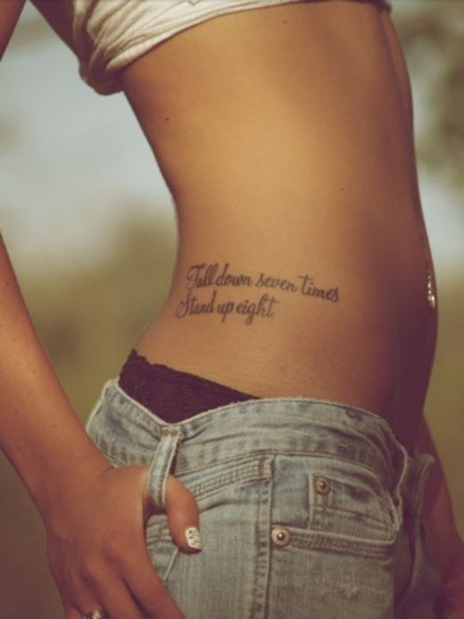 tatouage discret hanche