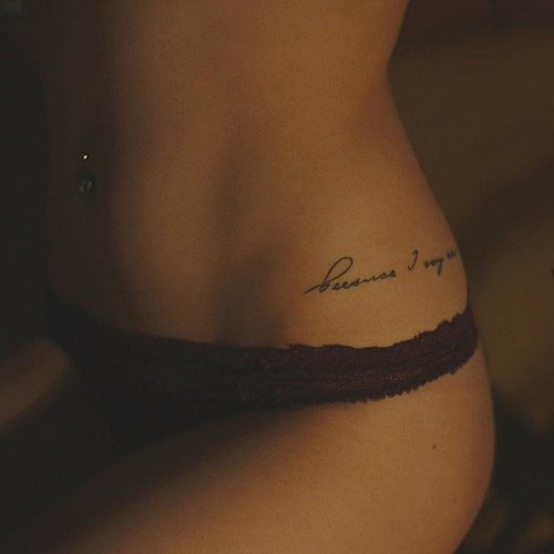 tatouage discret hanche femme