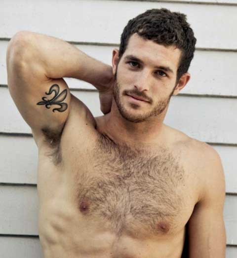 tatouage discret homme dos