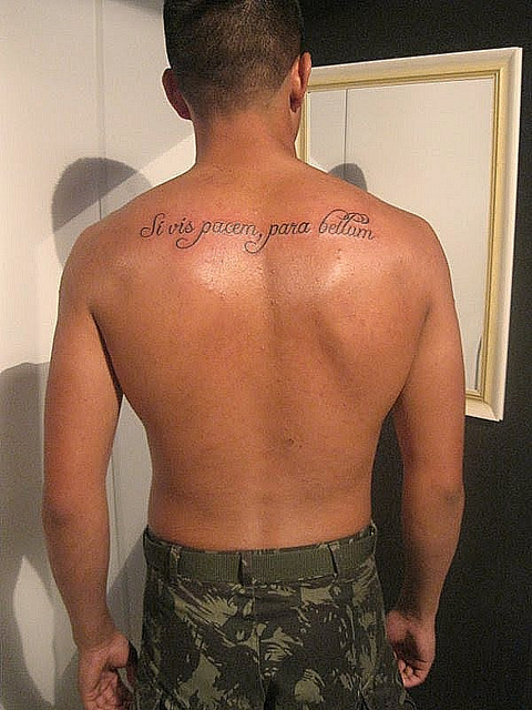 tatouage discret homme dos